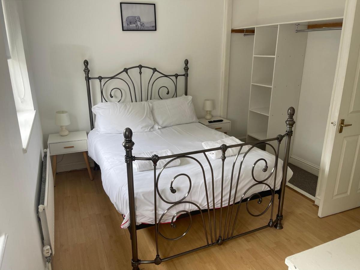 House Number 12 Sleeps Up To 4 With Smart Tvs In Every Room Wellington  Kültér fotó