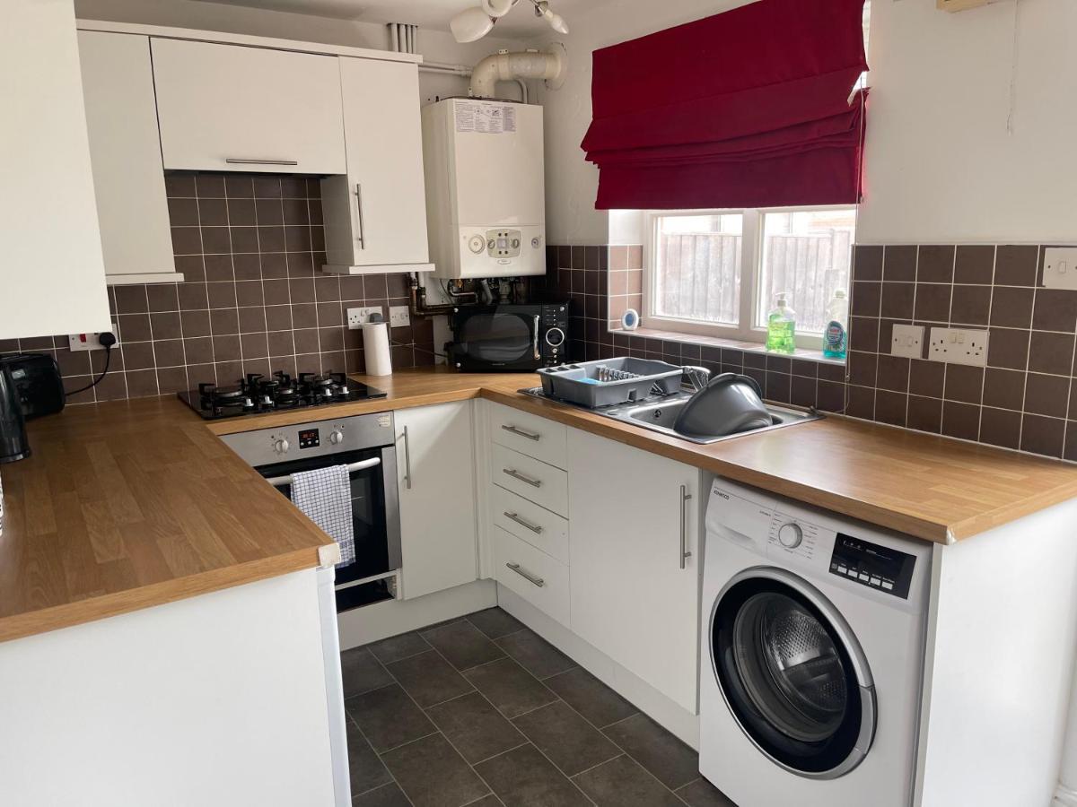 House Number 12 Sleeps Up To 4 With Smart Tvs In Every Room Wellington  Kültér fotó