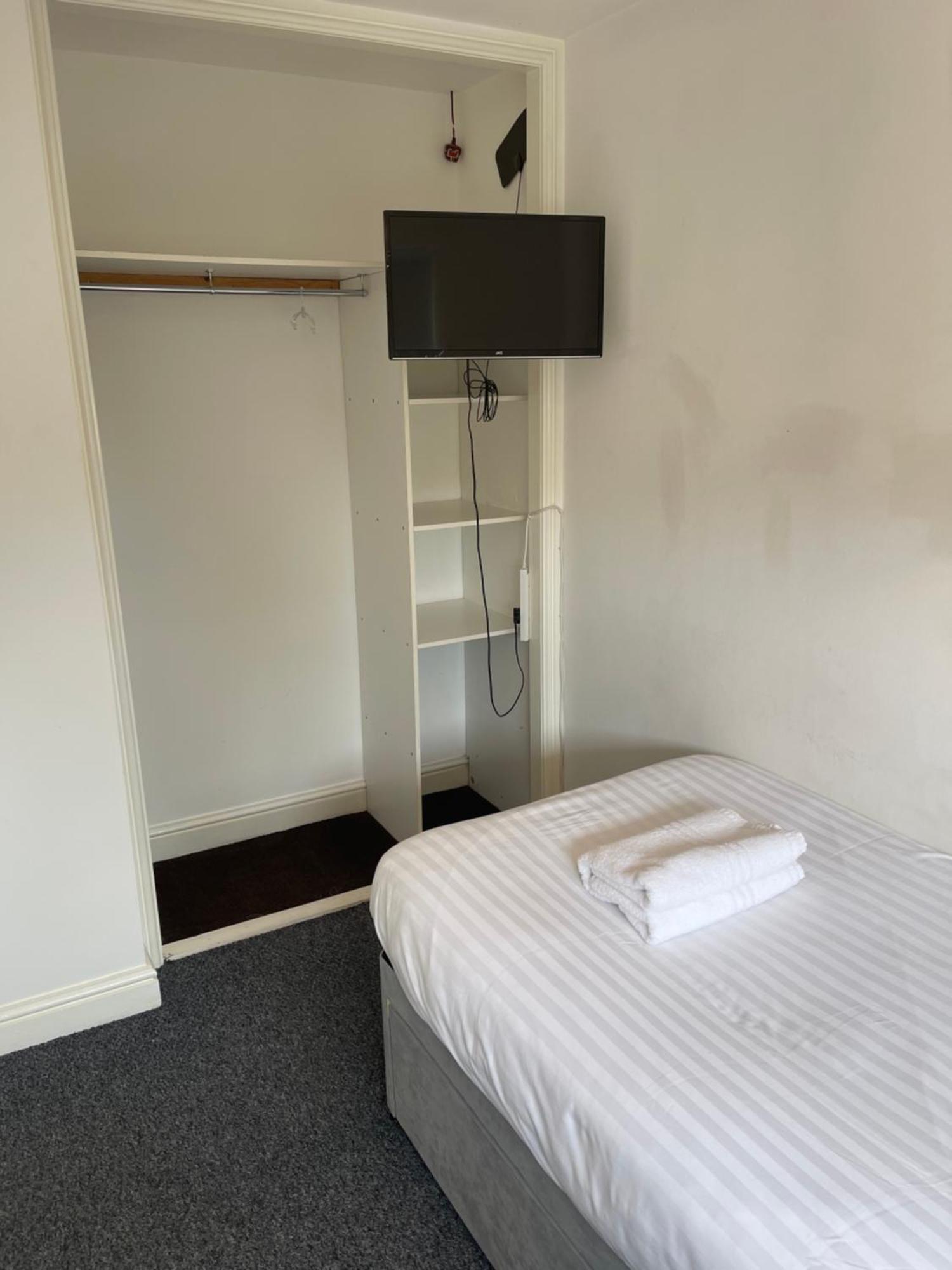 House Number 12 Sleeps Up To 4 With Smart Tvs In Every Room Wellington  Kültér fotó